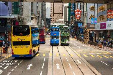 Hong Kong, Çin - 25 Ekim 2015: Hong Kong Adası'nın kuzey kıyı şeridi bir çift hat inşa reachable paralel tramvay Hong Kong tramvay, çalıştırmak.