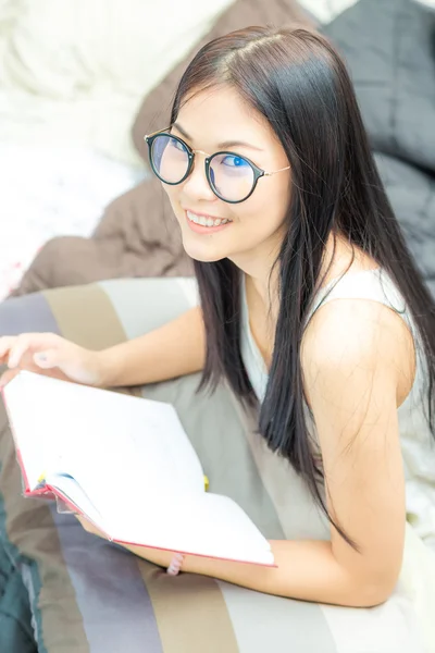 Asian Nerd Woman Reading Book Smiling She Sits Bed — Stock Photo, Image