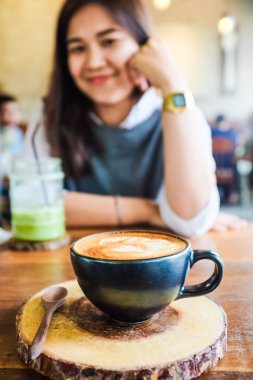 Genç Asyalı kız Hipster kafede kahve içme
