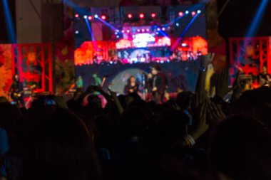 Arka plan ufuk bulanık konser insanlar kalabalık. 