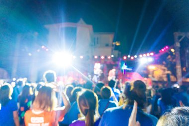 Hareket bulanık konser kalabalık müzik keyfi.