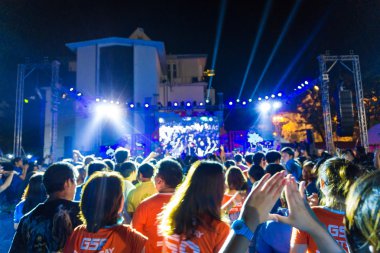 Hareket bulanık konser kalabalık müzik keyfi.