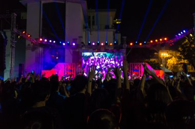 Arka plan ufuk bulanık konser insanlar kalabalık. 