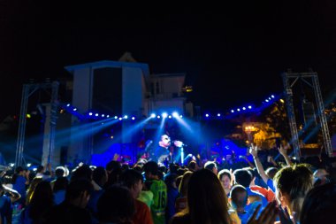 Hareket bulanık konser kalabalık müzik keyfi.