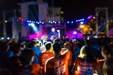 Arka plan ufuk bulanık konser insanlar kalabalık. 