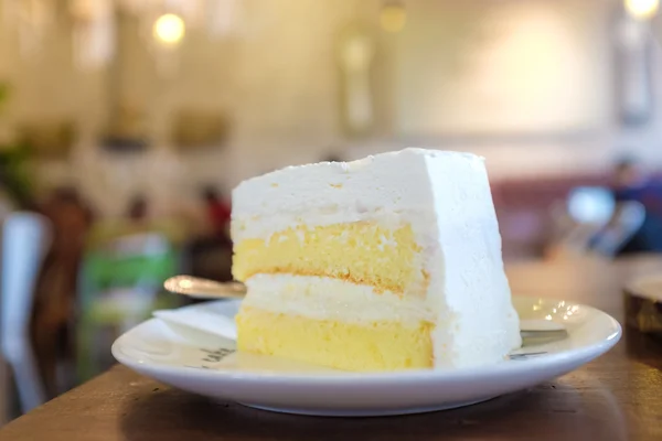 バター皿にバニラ クリーム ケーキ — ストック写真