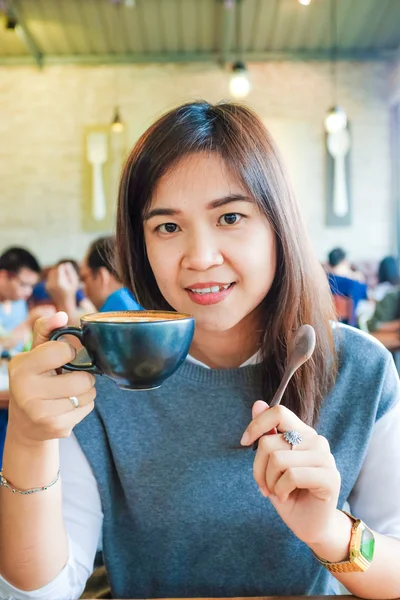 Mujer asiática bebiendo café con leche caliente en la cafetería —  Fotos de Stock