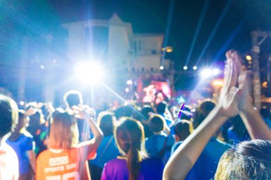 Arka plan ufuk bulanık konser insanlar kalabalık. 