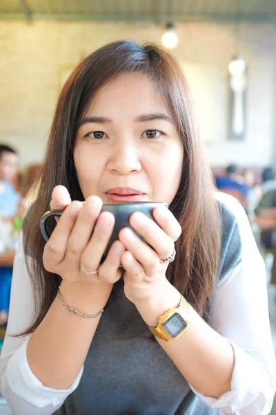 카페에서 마시는 뜨거운 라 떼 커피 아시아 여자 — 스톡 사진