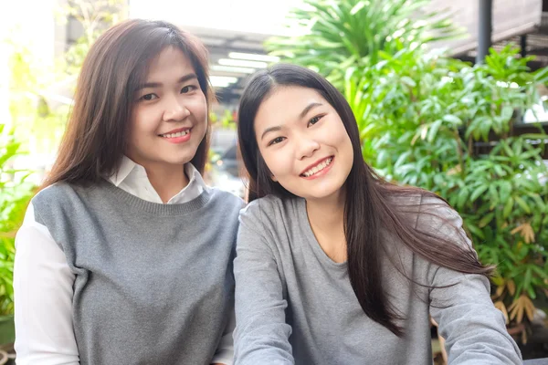 Retrato Una Hermosa Pareja Mujer Asiática Casual Sonriente Aire Libre —  Fotos de Stock