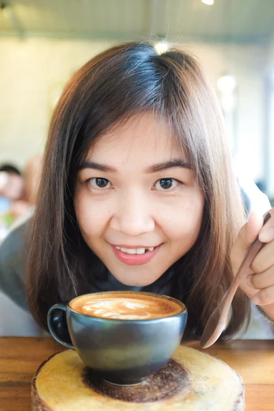 젊은 아시아 소녀 Hipster 카페에서 커피를 마시는 — 스톡 사진