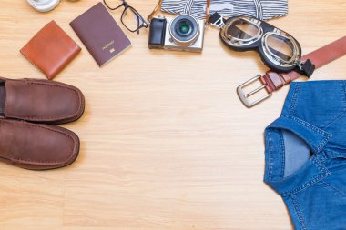 Düz yatıyordu yukarıdan nazik adamın rahat kıyafetler ahşap arka plan, kıyafet Erkek seyahat üzerinde