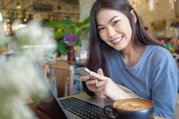 Mujer asiática uso de teléfono móvil y portátil para comunicados de negocios — Foto de Stock