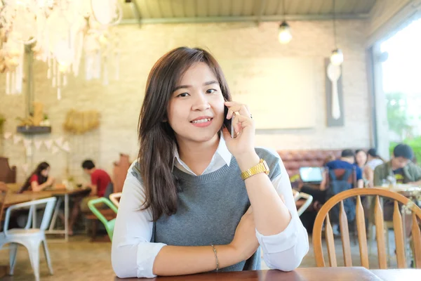 Bella Asiatica Giovane Donna Utilizzando Telefono Cellulare Mentre Seduto Accogliente — Foto Stock