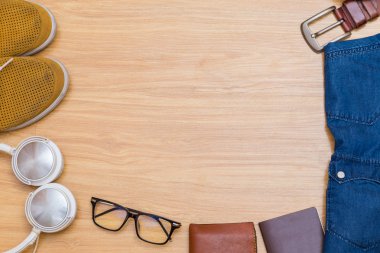 Düz yatıyordu yukarıdan nazik adamın rahat kıyafetler ahşap arka plan, kıyafet Erkek seyahat üzerinde