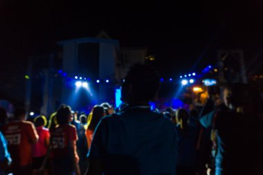 Hareket bulanık konser kalabalık müzik keyfi.