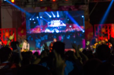 Arka plan ufuk bulanık konser insanlar kalabalık. 