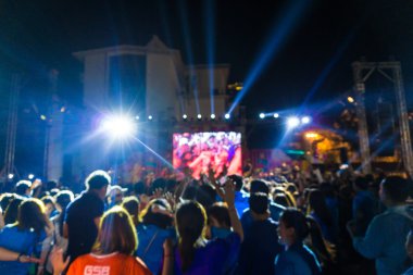 Hareket bulanık konser kalabalık müzik keyfi.