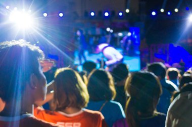 Arka plan ufuk bulanık konser insanlar kalabalık. 