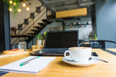 Ahşap masa laptop ve latte kahve