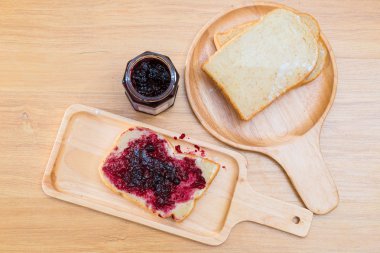 Kahvaltı için blackcurrant reçelli ekmek dilimleri