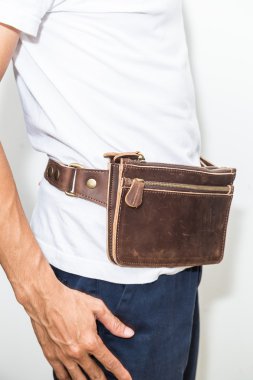 Erkek el yapımı kahverengi hakiki deri kemer çanta giymek