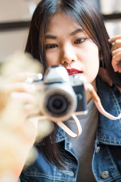 Portrait of asian beautiful young hipster woman with mirrorless — Stock Photo, Image