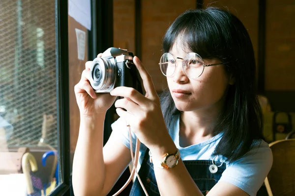 Портрет модного азиатского юного фотографа в очках с vi — стоковое фото