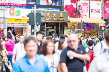 Hong Kong - 24 Ekim: İnsanlar Mong kok 24 Ekim 2015 Hong Kong Alışveriş. Mong kok bir karışımı eski ve yeni çok katlı binalar, dükkanlar ve restoranlar sokak düzeyinde ile karakterizedir.