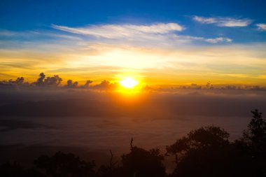 Sis ile dağ Sunrise.