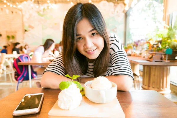 Asiática hermosa mujer relajarse en la cafetería con postre y hablando en —  Fotos de Stock