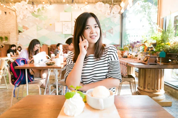 Asijské krásky relaxovat v kavárně s dezert a hovorem — Stock fotografie