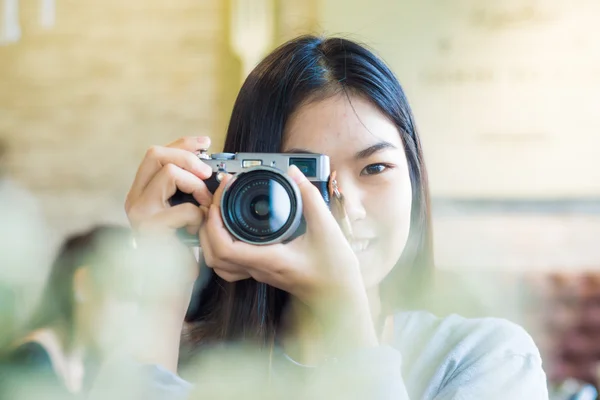 Wanita cantik Asia menggunakan kamera totke foto untuk tanah kabur — Stok Foto
