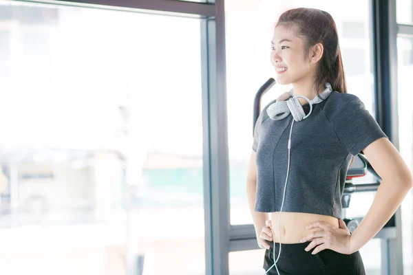 在骑自行车健身适合亚洲美女 — 图库照片