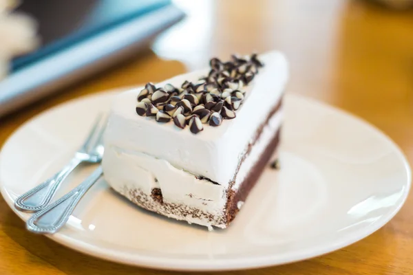Heerlijke witte taart met chocolade — Stockfoto