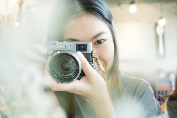 Aziatische Beautuful Vrouwen Gebruiken Camera Totke Foto Voorgrond Wazig Close — Stockfoto