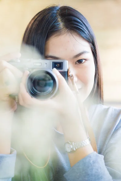 Asiatiska Beautuful Kvinnor Använda Kameran Totke Foto Förgrunden Suddig Närbild — Stockfoto