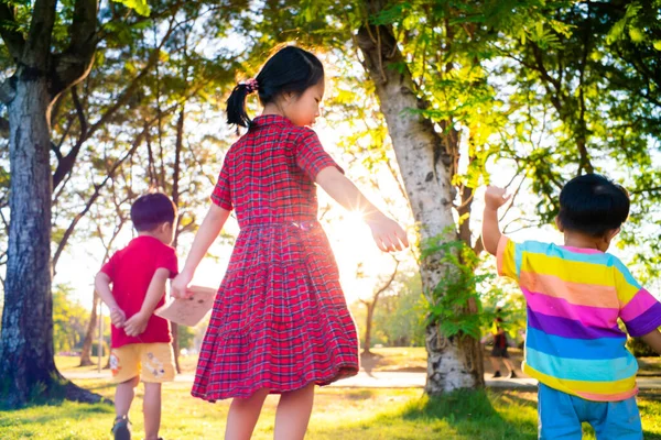 Группа Счастливых Детей Играющих Зеленой Траве Закат Света Открытом Воздухе — стоковое фото
