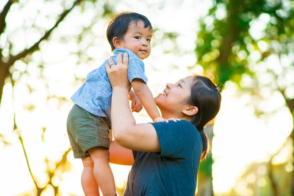 Aziatische Moeder Dragen Weinig Jongen Ontspannen Vakantie Stadspark Zonsondergang Licht — Stockfoto