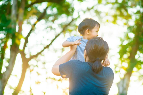 Aziatische Moeder Dragen Weinig Jongen Ontspannen Vakantie Stadspark Zonsondergang Licht — Stockfoto