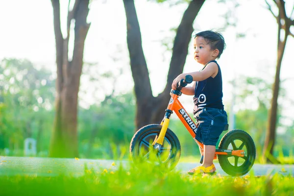 Şehir Parkında Dengeli Bisikleti Olan Sevimli Küçük Çocuk Sporcusu Çocuk — Stok fotoğraf