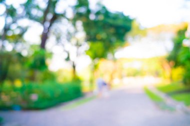 Soyut bulanık yeşil park günbatımı ışığı ve Bokeh rahatlama sahnesi