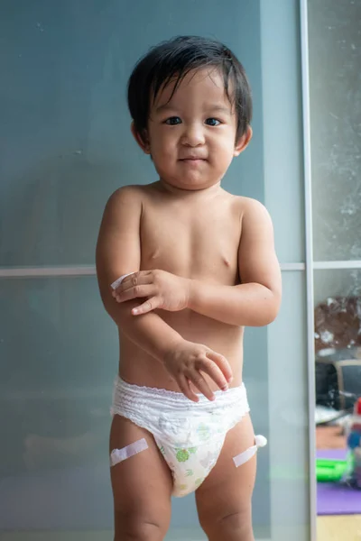 Menino Bebê Feliz Após Injeção Vacinar Fralda Desgaste Hospitalar Conceito — Fotografia de Stock