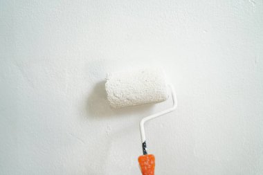 Ev duvarının bakımında el boyası beyaz rulo, konsepti yenile