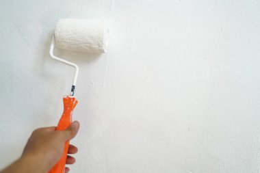 Ev duvarının bakımında el boyası beyaz rulo, konsepti yenile