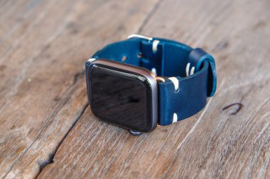 Hakiki deri kayışlı, el yapımı akıllı saat.