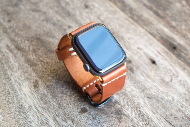 Hakiki deri kayışlı, el yapımı akıllı saat.