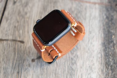 Hakiki deri kayışlı, el yapımı akıllı saat.