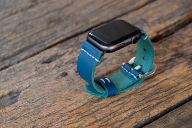 Hakiki deri kayışlı, el yapımı akıllı saat.