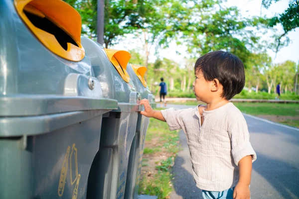 Маленький Мальчик Бросает Пластиковую Бутылку Мусорный Бак Городском Парке Сохранить — стоковое фото